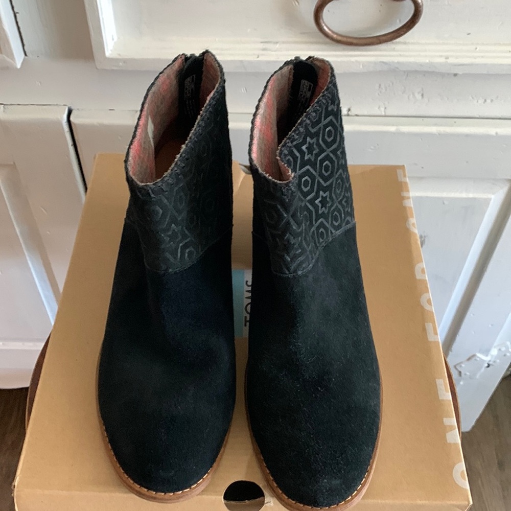 Size 8.5. TOMS is the brand